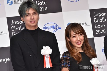 川崎希、第3子出産発表 夫・アレクサンダーとの3ショットで報告「お産が思っていたより早く進んでいて」 画像