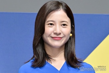 吉高由里子、自宅で寝転がる自然体ショットが話題「前髪可愛い」「どの体勢でも美しいのすごい」 画像