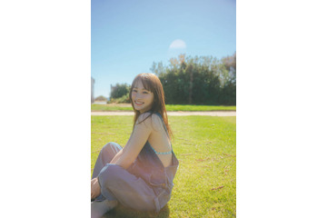 川栄李奈、ほっそり美背中がチラリ！明るい笑顔とヘルシーボディが映える水着SHOT披露 画像