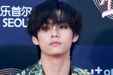 BTS・V、鍛え上げられた腕に熱視線 お茶目なタンクトップ姿公開「筋肉美健在」「格好可愛すぎ」 画像