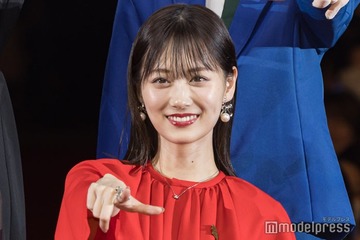 山下美月、ノースリーブで韓国満喫 街中ショットに「私服可愛い」「色白際立つ」と反響 画像