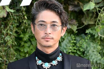 PINKY、夫・窪塚洋介と長女のキスショット公開 家族旅行満喫の様子に「かっこいいパパ」「溺愛ぶりすごい」と反響 画像