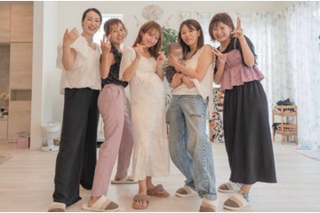 第5子妊娠中の辻希美、20年来の友人との笑顔SHOTを公開「昔話にまぁ～花が咲く」 画像