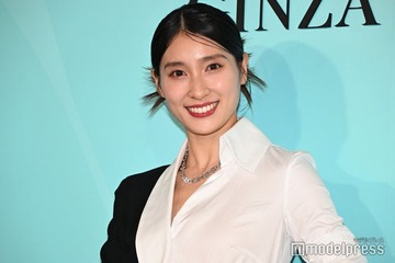 土屋太鳳、胸元シースルーの大胆ドレス姿 舞台オフショットに「美しい」「一瞬で目を奪われた」の声 画像
