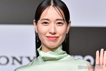 戸田恵梨香、美スタイル際立つサマールックに反響「透明感すごい」「ショートカットがお似合い」 画像