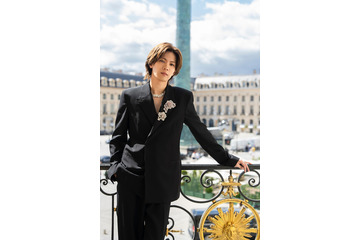 Number_i神宮寺勇太、パリのイベントへ「ミキモト」新作ハイジュエリー纏いスマートな姿見せる 画像