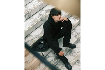 M!LK佐野勇斗、洗練されたスタイル披露「フェンディ」ブラックバッグ着こなす 画像