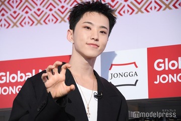 SEVENTEENホシ、青髪で雰囲気ガラリ「彩度高い色似合うのすごい」「ビジュ最高」の声 画像