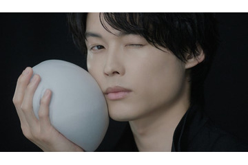 SixTONES松村北斗、妖艶な眼差しで“黒い魔泡”表現 自身のブラックな一面も告白 画像