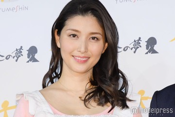 橋本マナミ、素肌際立つタンクトップ姿 子どもとの外食ショット公開「可愛すぎる親子」の声 画像