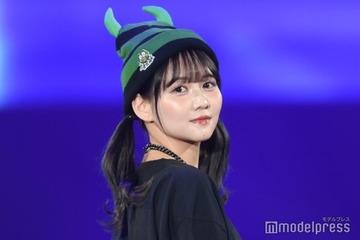 人気アーティスト、美脚披露 新グッズのセットアップ姿に反響「センス抜群」「スタイル良すぎ」 画像