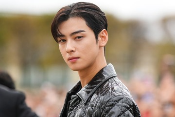 ASTROチャウヌ、短髪の最新ショット＆散髪中の様子に反響「男らしくて爽やか」「切った量がすごい」 画像