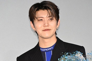 ミセス若井滉斗、ミッキーTシャツ姿のお散歩ショットが話題「プライベート感に悶絶」「普通に街にいてびっくり」 画像