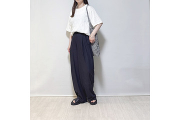 今季の白Ｔは「表面感トップス」が正解！体型を拾わない涼感コーデが叶います【40代の毎日コーデ】 画像
