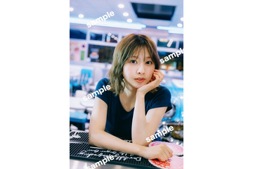 日向坂46富田鈴花1st写真集、旅先で偶然の出会い果たした2ショット ポストカード2種解禁【鈴花サーキット】 画像