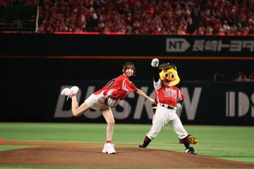 篠田麻里子、地元福岡で豪快ピッチング AKB48は「ヘビロテ」ほか新曲初披露も 画像