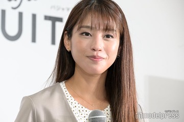 岡副麻希、美背中ざっくり水着姿 娘とのプール満喫ショットに反響「スタイル良すぎ」「健康的」 画像