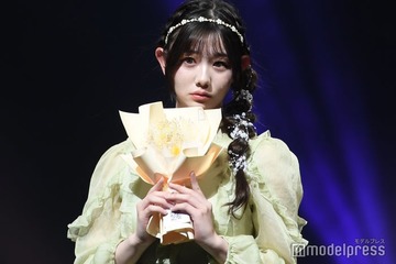 「今日好き」秋山みづき、膝上ミニスカから美脚スラリ「透明感えぐい」「スタイル抜群」 画像