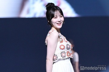 本田紗来、へそ出し×眼鏡コーデに視線集中「印象変わる」「大人っぽい」 画像