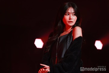 元AKB48メンバー、赤キャミワンピでディズニー満喫 素肌輝く“ミニーコーデ”に「眩しい」「スタイル良すぎ」と反響 画像