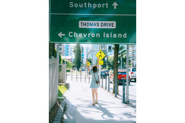 富田鈴花“象徴的な後ろ姿”バックカバー4種＆秋元康氏による帯コメント解禁【鈴花サーキット】 画像