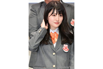 “可愛すぎる新喜劇女優”小寺真理、美脚際立つ制服風ミニスカ姿「際どい」「貴重ショット」の声 画像