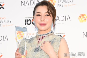 仲里依紗、夫・中尾明慶は「ベストパートナー部門」狙う 総額2500万円ジュエリー×美脚輝く衣装で「対極」の組み合わせ【第36回 日本ジュエリーベストドレッサー賞】 画像
