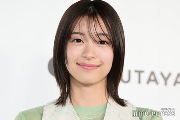 鳴海唯、大胆スリットからのぞく脚線美「雑誌の表紙みたい」「アーティスティック」の声 画像