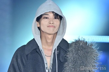 松本怜生、茶髪ロング×ばっちりメイクの女装姿「ギャルめな上目遣い失礼します」 画像