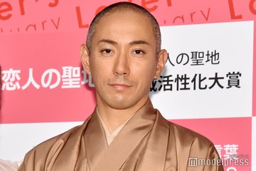 市川團十郎、ハワイに家族旅行 息子との海水浴ショット公開 画像