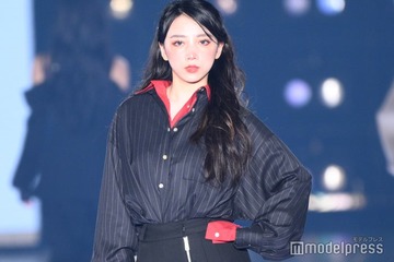 「ガルプラ」出身のスー・ルイチー、変形スカート着こなしで美脚スラリ【関コレ2025A/W】 画像