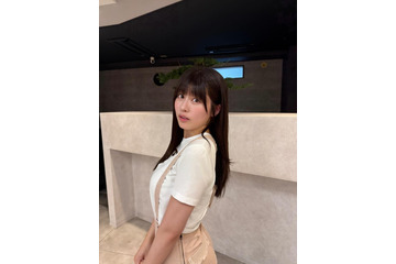 ちとせよしの、ホース巻き付けた奇抜グラビア話題「セクシーすぎる」「抜群のスタイル」 画像