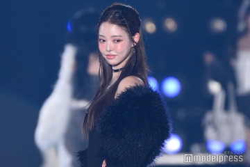 「脱出おひとり島3」参加美女、大胆穴開き衣装に視線集中 スラリ美脚際立つ【関コレ2025A/W】 画像