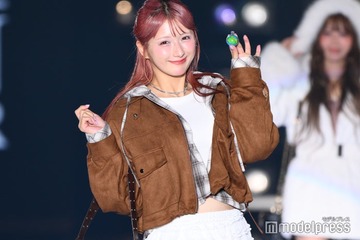 しなこ、派手色封印の秋コーデで雰囲気ガラリ ランウェイトップでグミポーズ【関コレ2025A/W】 画像