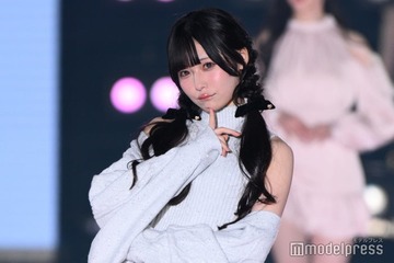 きゅるして・逃げ水あむ、美肩見せSEXYワンピ着こなし ラメ素材で存在感 【関コレ2025A/W】 画像