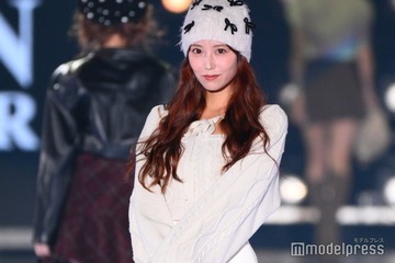 白間美瑠、ミニスカで美太もも全開 ビーニー帽でトレンド感プラス【関コレ2025A/W】 画像