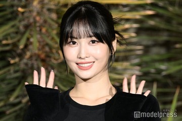TWICEモモ、胸元開き衣装で大胆美デコルテ見せ「ドキッとした」「破壊力すごい」と反響 画像