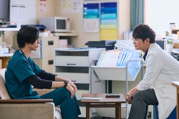 清水尋也、松本潤の現場での行動に感激「目が何個ついているんだろう」演技相談したワンシーンとは【「19番目のカルテ」インタビュー後編】 画像