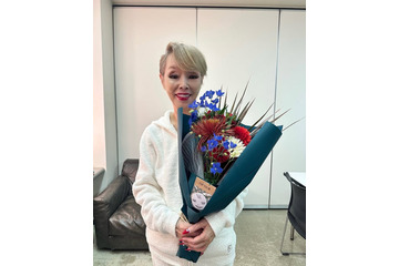 研ナオコ、娘を顔出し&“顔写真付き”ケーキで誕生日祝福 夫との3ショットに「そっくり」「愛溢れてる」と反響 画像