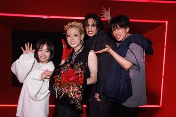 佐藤健ら「グラスハート」劇中バンドTENBLANK、撮影裏側に迫るメイキング解禁 “5000人以上参加”のライブシーンも 画像