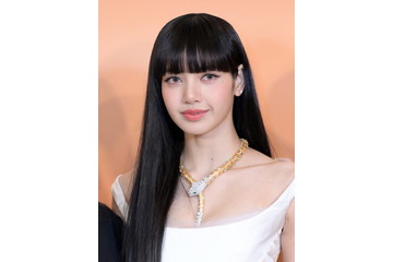 BLACKPINKリサ、ロンドンでクロップドコーデ「ウエスト引き締まってる」「理想のスタイル」の声 画像