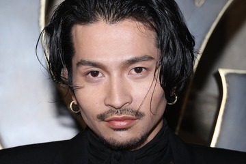 King Gnu常田大希、スキンヘッド姿に注目集まる「頭の形が綺麗すぎ」「顔立ちの良さが際立つ」 画像