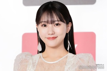 田中美久、膝上ミニでほっそり美脚披露「眼福」「オフショル大人っぽい」 画像