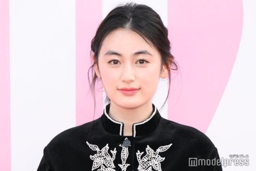 八木莉可子、美脚際立つ全身Diorコーデ「可愛すぎる」「爽やかで綺麗」 画像