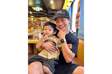 おばたのお兄さん、1歳愛息子と“お揃いポーズ”でパシャリ！親子2SHOT披露「久しぶりの家族タイム」 画像