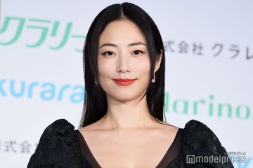 MEGUMI、ベアトップドレスで大胆美デコルテ披露「オンもオフも素敵」「赤がお似合い」と反響 画像