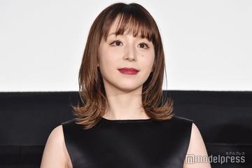 平野綾、沖縄で美脚全開 “夏休み”ショットに「オフ感すごい」「美しい」と反響 画像