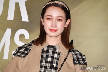 藤井サチ、膝上ミニで美脚輝く パリ満喫ショットに「絵になる」「スタイル抜群」と反響 画像