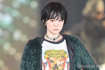 尾碕真花、オフショルドレスで美デコルテ大胆開放「プリンセスすぎる」「絵になる」と絶賛の声 画像