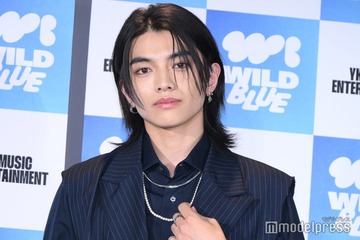 WILD BLUE宮武颯、海辺での上裸ショットにファン悶絶「反則」「色気すごい」 画像